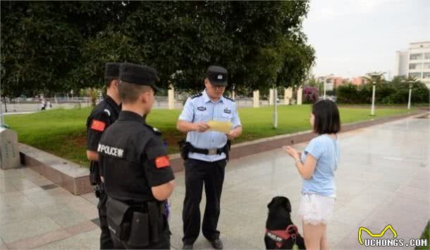 蒲江民警街头发放宠物狗牵引绳，网友点赞：了解和沟通的绳子！