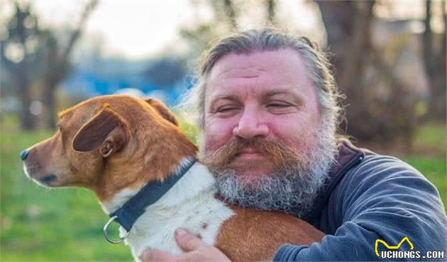 你们家狗狗会害怕男人吗？该如何让它们学会，如何应对陌生的男性