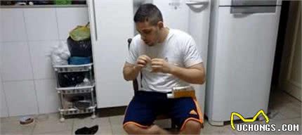 如何让狗狗吃药？主人利用这招心理战术后，顽皮毛孩只能乖乖就范