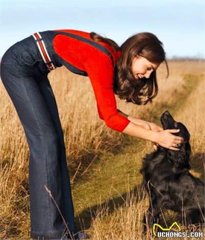 凯特穿衣风格太心机？与爱犬四目相对好治愈，背带裤拉长腿画风美