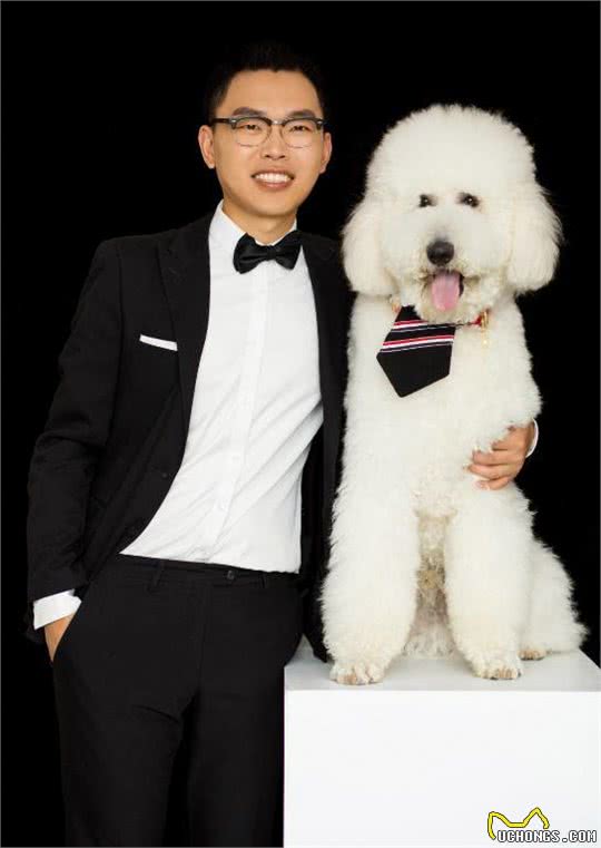 情侣拍婚纱照表情僵硬被嫌弃，抱出爱犬后立马逆袭