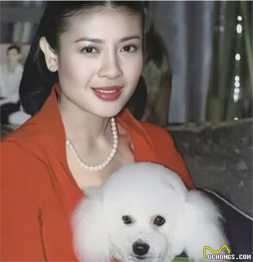 泰王深情为已故爱犬过生日，王妃来来又去去，真爱唯有它