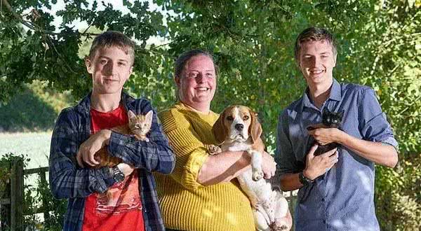 1岁比格犬就当了妈妈，还帮洗澡和喂奶，猫咪十分依赖
