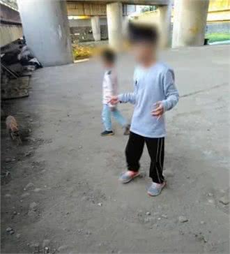 男子看不惯小男孩欺负狗，亲自教育男孩如何正确对待生命...