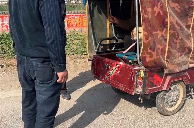 河南:大叔刚离开,狗狗便被拎着扔进笼,发现赚到,狗贩笑开了花