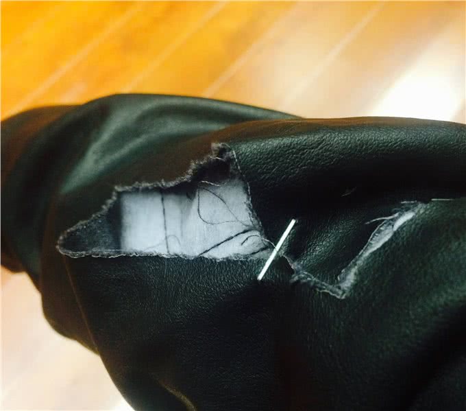 为什么狗狗喜欢咬皮革家具?答案很有说服力