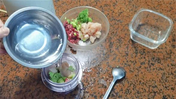 13岁老狗狗吃自制鲜食罐头的日常我乐意煮,它嘎嘎炫