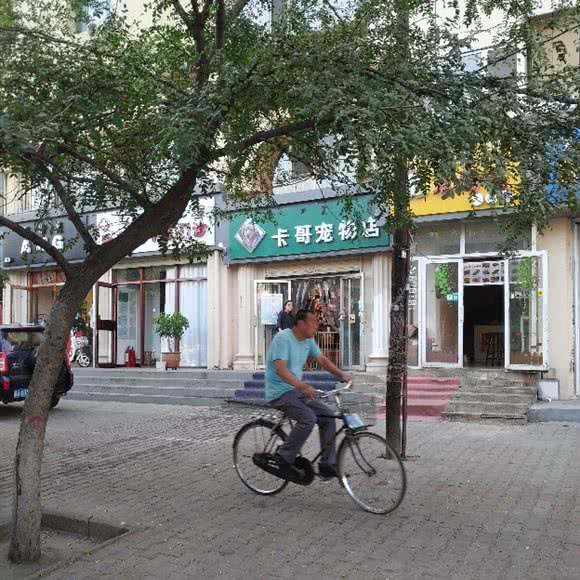 卡哥面包店:包头市青山区南市场附近