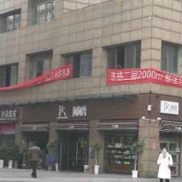 狗狗秀:宜昌市西陵区解放路步行街附近